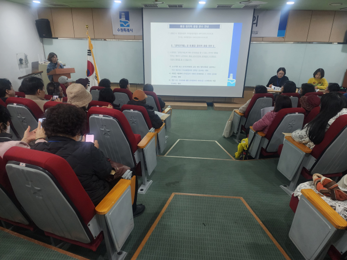 인계동 통장들이 정치적 중립 준수 의무에관한 교육을 듣고 있다.