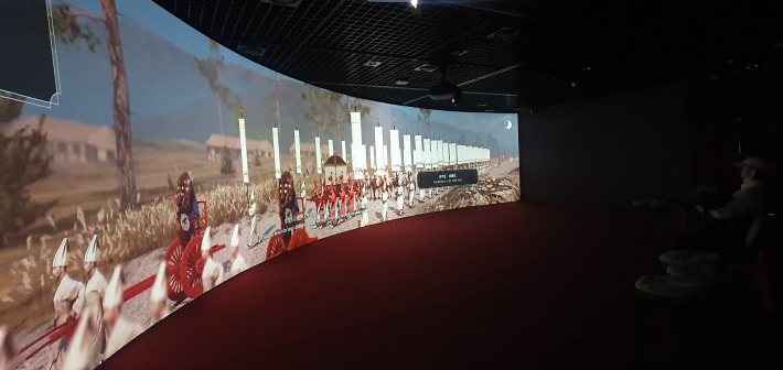 대형 파노라마 스크린, 멈춰진 유물이 아닌, 살아 움직이는 역사로 '보는' 것을 넘어 '경험하는' 전시로 보인다