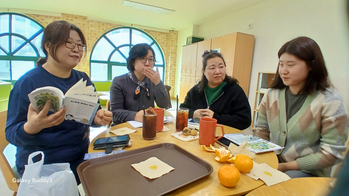 책모임은 주로 권선동 소재 '여성문화 공간 휴' 3층 도서실과 카페, 또는 강의실에서 모임을 이어가고 있다.