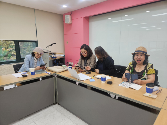 많을 때는 10명 또 적을 때는 4명 정도의 인원이 함께 같은 책을 읽고 느낌을 말 하거나 중요한 부분에 대한 토론을 하며 책 모임을 하고 있다.