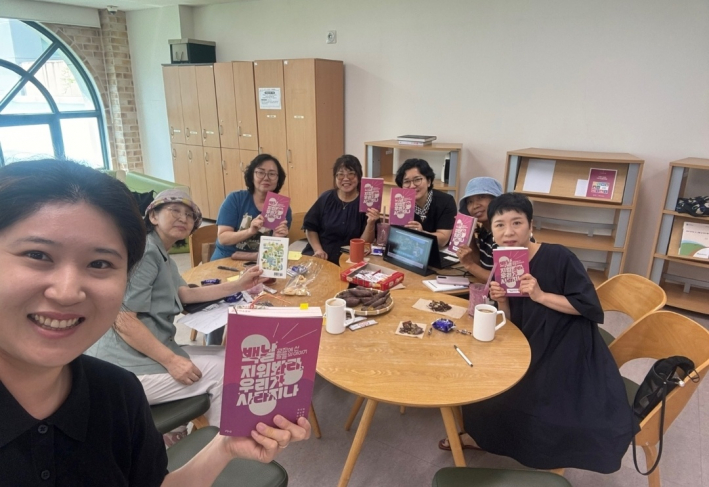 연초에 단원들과 함께 선정한 책 목록을 정했고 2달에 1권 1년에 총 6권을 함께 읽는 것을 목표로 모임을 한다.