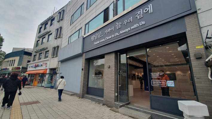 팔달문 시장 어귀에 자리 잡은 전시관 '팔달문, 가까이 늘 우리 곁에'의 외관. 시민들이 쉽게 접근할 수 있도록 개방된 모습이다