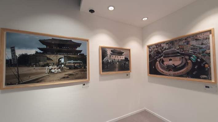 과거 팔달문 앞을 지나던 버스와 시민들의 모습이 담긴 대형 사진. 중장년층에게는 향수를, 젊은 세대에게는 호기심을 불러일으킨다