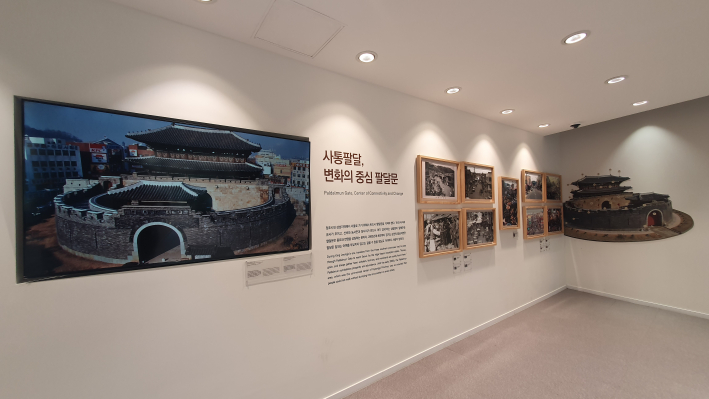 팔달문의 건축적 구조와 해체·보수 과정을 입체적으로 보여주는 3D 미디어 전시 공간