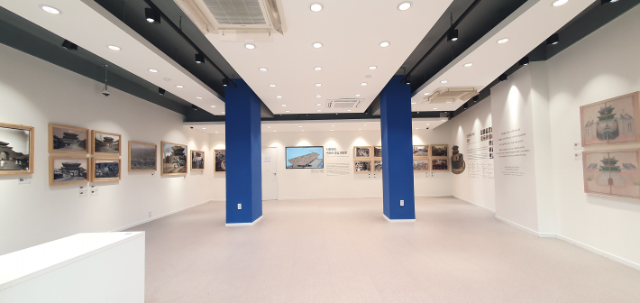 수원 팔달문 시장 입구에 마련된 '팔달문, 가까이 늘 우리 곁에' 전시관 내부 전경. 깔끔하게 정돈된 공간 속에 팔달문의 역사가 파노라마처럼 펼쳐져 있다