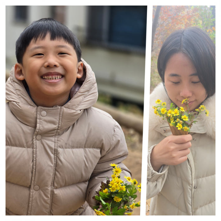 노란 들국화를 들고 환하게 웃는 아이와, 꽃향기를 맡으며 자연을 느끼는 필자의 모습.