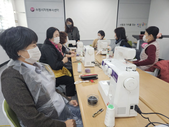 지난 17일부터 수원시 자원봉사센터 3층 중회의실에서 원두마대 업사이클링 재봉틀 전문교육이 시작되었다. 봉사자들이 재봉틀 사용법을 배우고 있다.