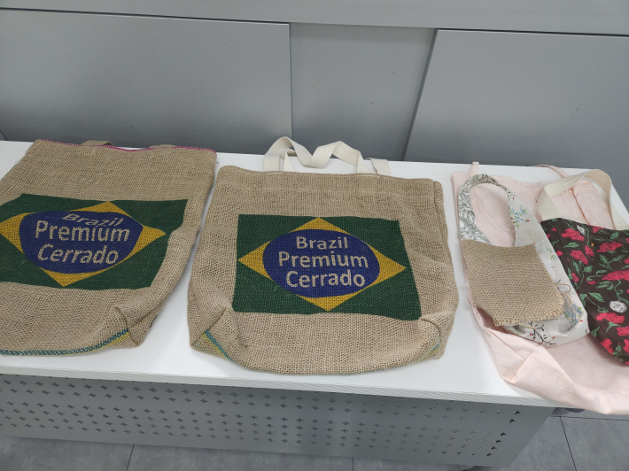 원두마대를 활용한 가방들은 버려지는 자원을 재활용한다는 의미가 있다. 