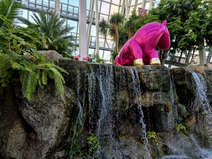 첫 번째 조형물 꿈꾸는 말. 폭포 위에 큰 말 모양의 풍선이 있었다