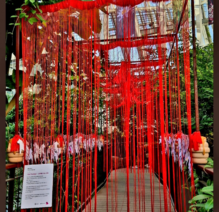 세 번째 조형물인 경계를 건너는 의례. 여기에 미리 만들어 둔 달러호스를 달아 둘 수 있다