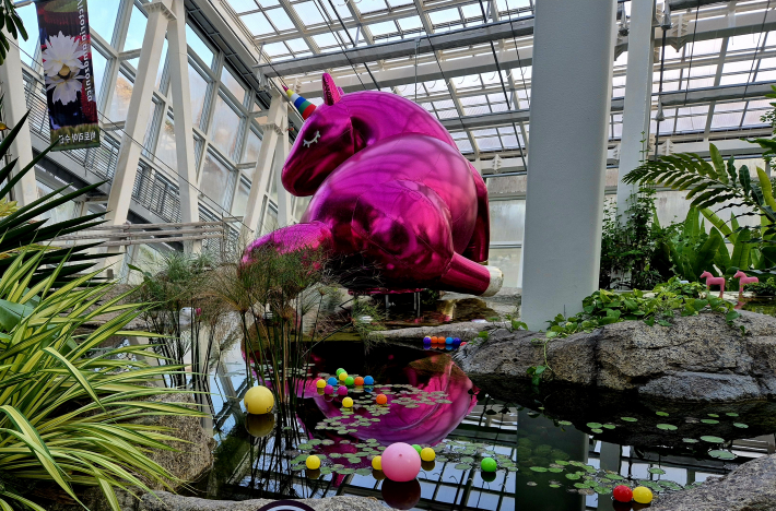 마지막으로 폭포위의 말 조형물과 물 속의 작은 공들이 조화를 이루고 있었다