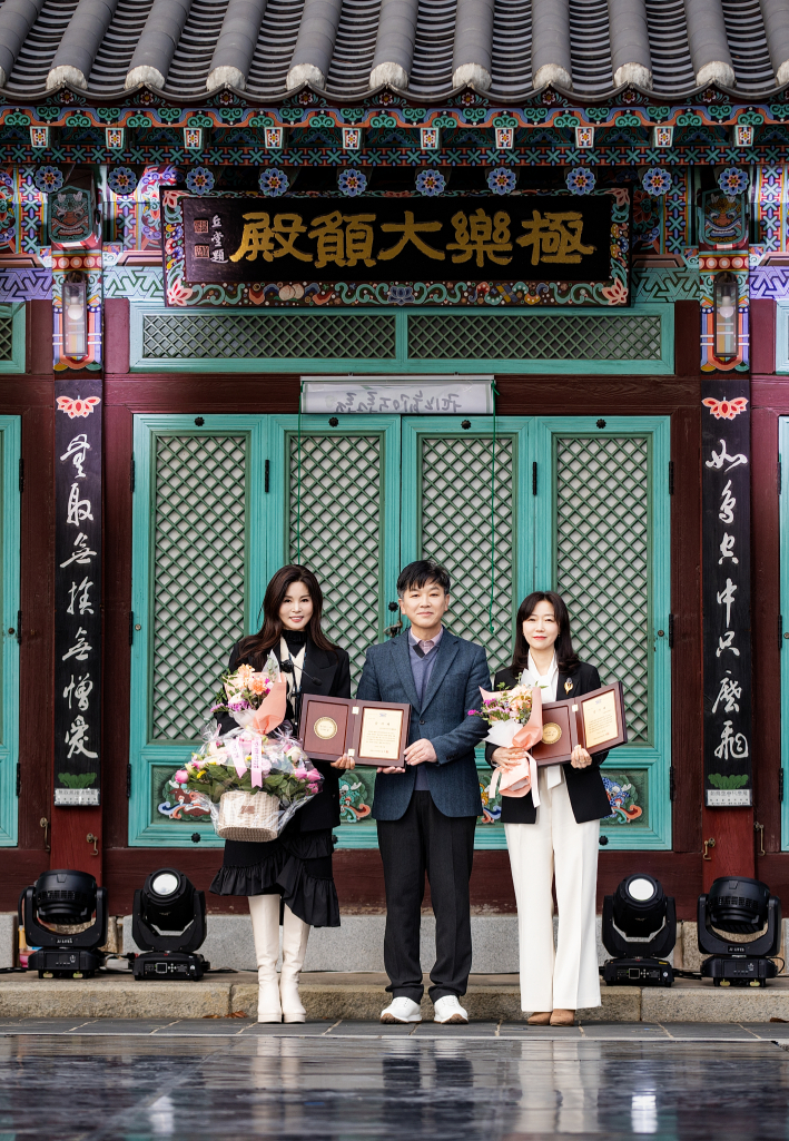 팔달노인복지관에서 수원여자대학교 조성연 처장, 경기수원시니어모델협회 심미경 회장에게 감사패 전달