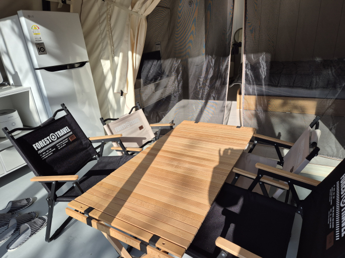 아침 햇살을 받은 글램핑장