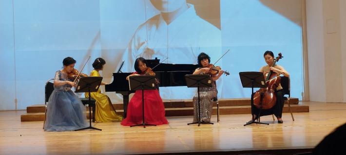 피아노와 현악 4중주를 위한 소협주곡 '오빠 생각' 연주 장면