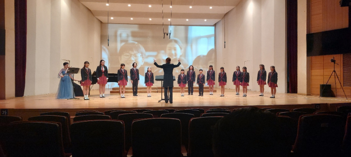 경기소년소녀합창단(지휘 함경아)이 동요를 부르고 있다.