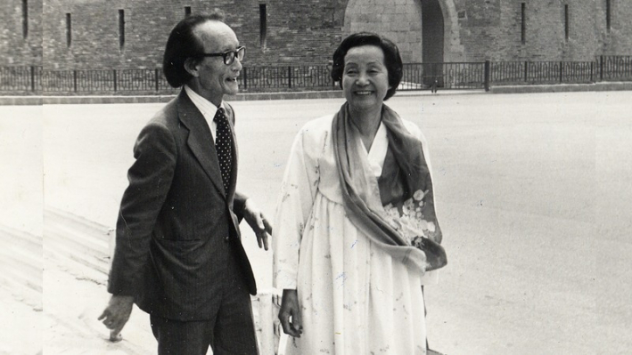 '오빠 생각'의 작사자 최순애와 '고향의 봄' 작사자 이원수 부부가 장안문을 배경으로 나왔다.