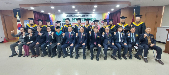 영통구지회 소속 졸업생, 내빈들과 단체 기념 사진