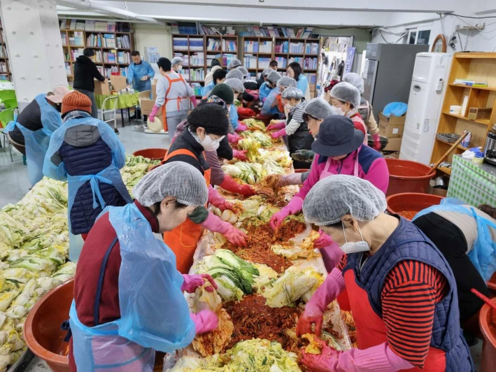 김장김치를 만들고 있다