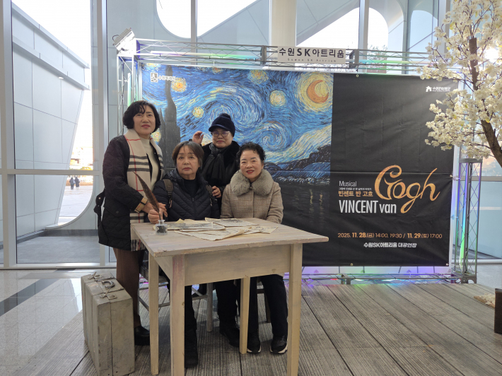 참사랑봉사단, 편지쓰는 탁자 앞에서