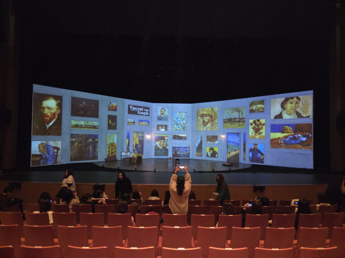 공연이 끝나고 관객들이  3D 영상을 카메라에 담고 있다.