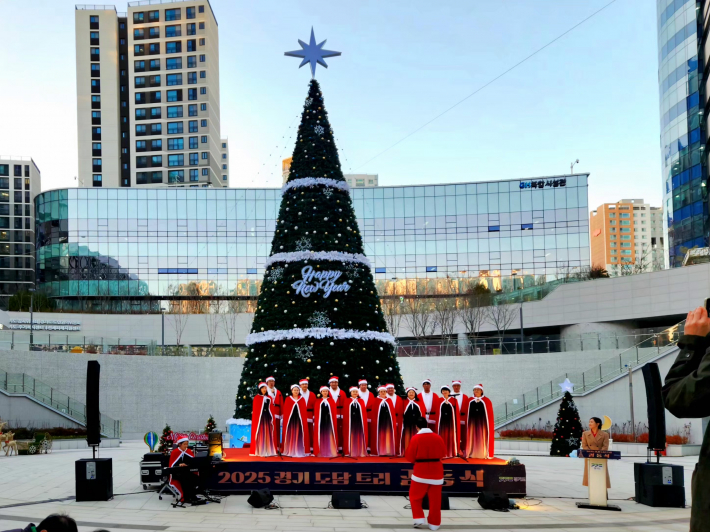 경기 도담 트리 점등식에서 경기도청 합창단이 식전공연을 펼치고 있다.