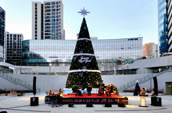 장애 예술인들로 구성된  리베라 오케스트라가 축하 공연을 펼치고 있다. 
