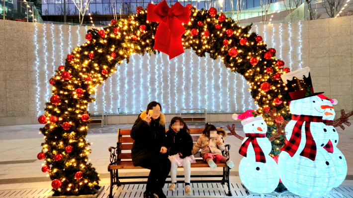 e편한세상에 거주하는 40대 주부가 아이들과 함께 인증샷을 하고 있다.