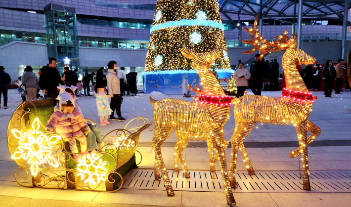 광장 곳곳에는 사슴 조형물, 썰매, 대형 리스 포토존이 있어 가족단위로 즐기고 있다.