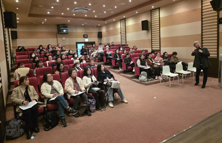 문화해설사를 위한 화성행궁 소양교육 장면