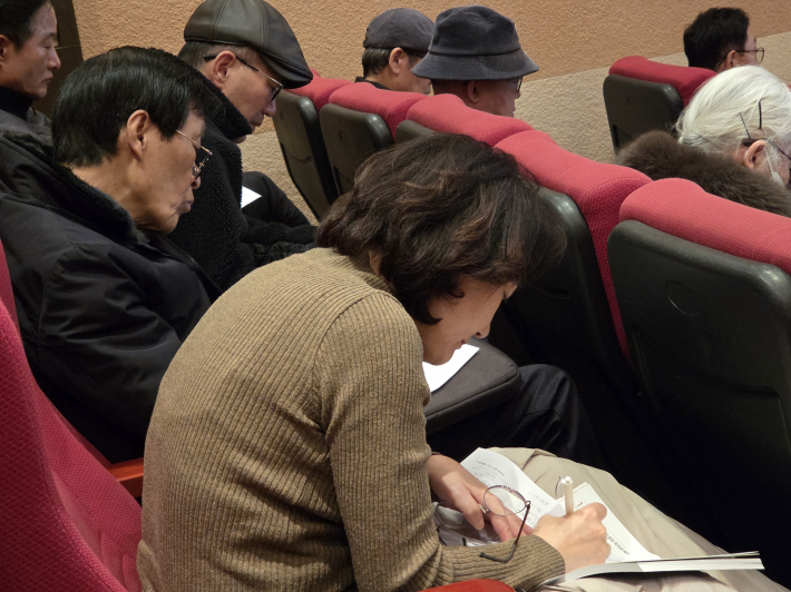 문화해설사의 열심히 공부하는 모습