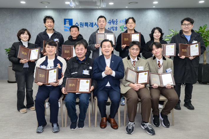이재준 수원시장과 모범시민 표창을 받은 시민들이 기념촬영을 하고 있다.