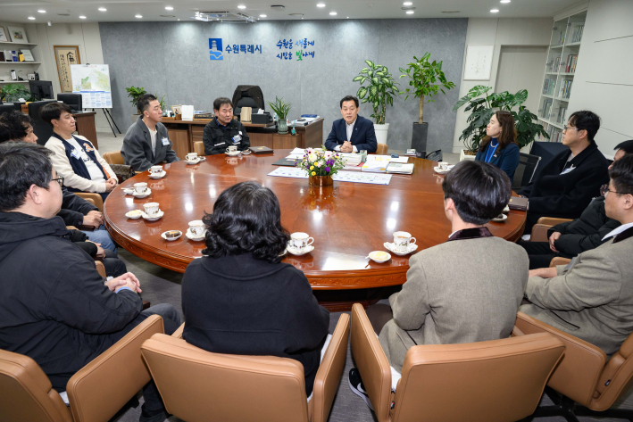 이재준 시장이 사고를 당한 어린이를 구한 시민들과 이야기를 나누고 있다.     