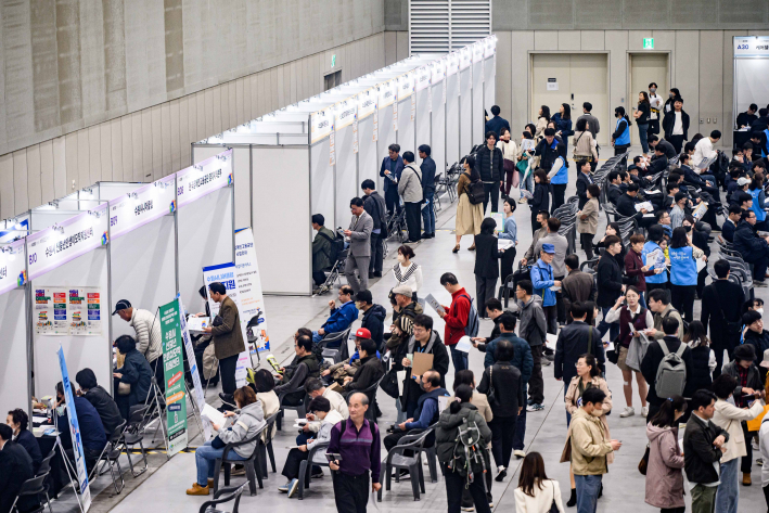 지난 4월 대규모 일자리 박람회가 열린 수원컨벤션센터에서 구직자들이 일자리를 찾기 위해 모여 있다.