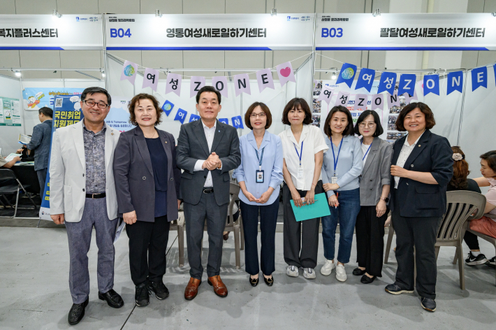 지난해 5월 산업별 일자리 박람회에 참석한 이재준 수원특례시장(왼쪽 세 번째)과 수원시의회 의원들이 수원지역 새일센터 관계자들을 격려한 뒤 기념촬영을 하고 있다.     