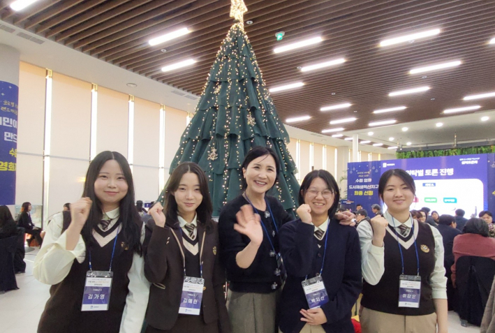 매향여자정보고등학교 교사와 학생들이 참석해 눈길을 끌었다.(왼쪽에서 두 번째 김예린 학생)