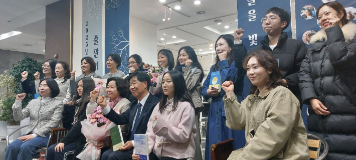'2025 나만의 책 만들기' 출판기념회 단체 기념사진