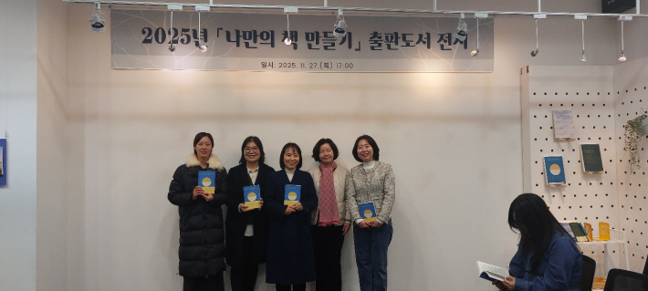 소설 작가들과의 기념사진