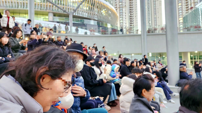 12월의 첫날 경기도담뜰에서 열린 '경기 도담 트리 점등식'에 참여한 도민들