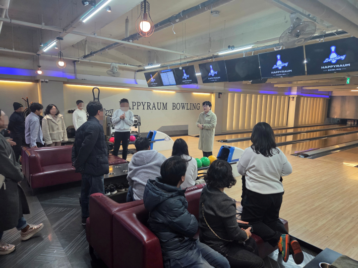 해당 담당자가 행사 소개와 내용을 설명하고 있다.