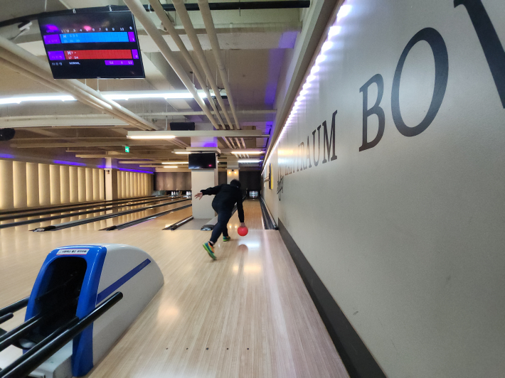 오랜만에 볼링공을 굴려본다.