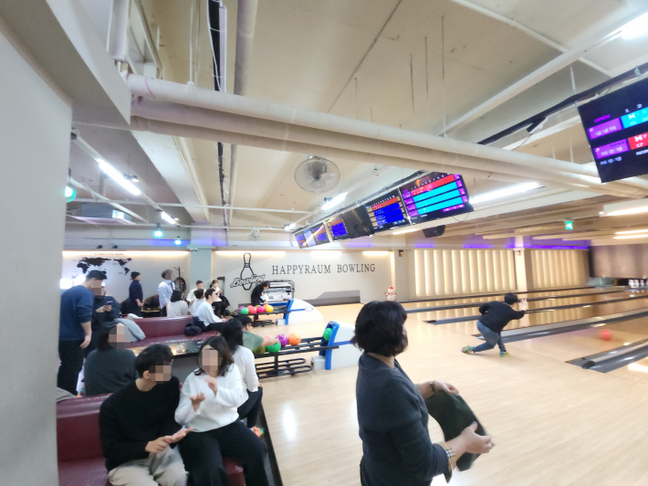 경기에 집중한 모습, 나란히 앉아서 경기를 지켜보는 부부의 모습