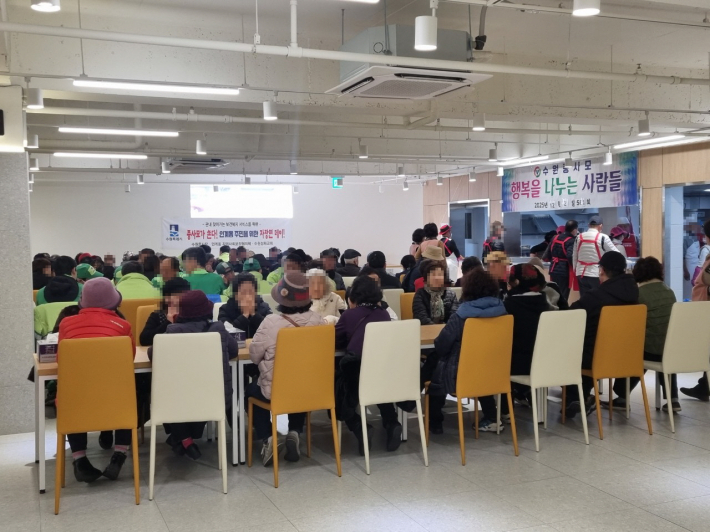 12.2. 수원 성화교회 지하1층 식당에서 인계동 주민들이 모여 식사하는 모습(자장면 무료제공)