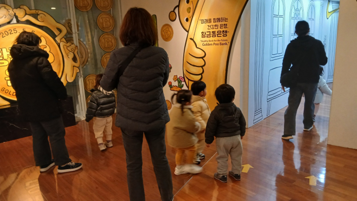 기획전을 관람하는 시민들