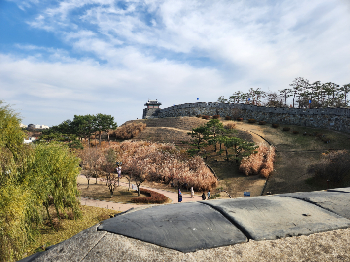 수원화성 방화수류정에서 바라본 동북포루