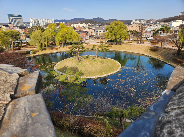 수원화성 방화수류정에서 바라본 용연
