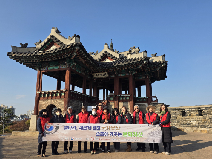 수원화성 방화수류정에서 모니터링 회원들