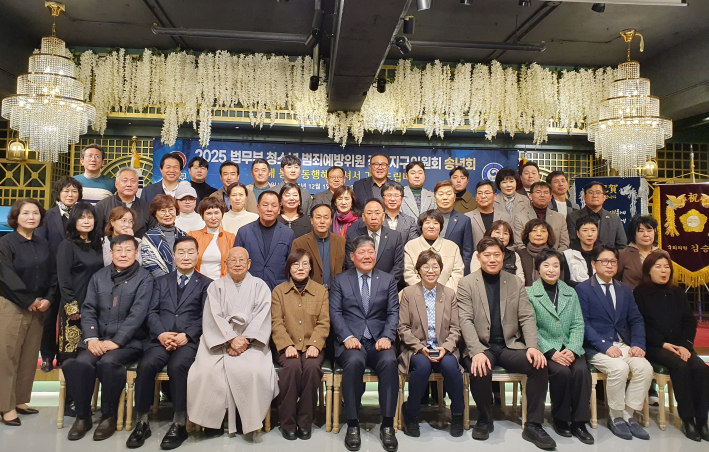 법무부 청소년 범죄예방위원 장안지구위원회 위원들이 기념사진 촬영을 하고 있다.