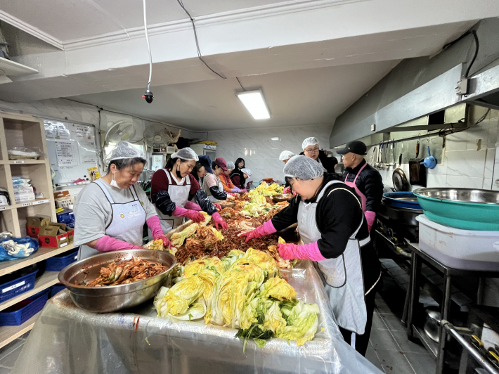 연무정급식소, 정성 담은 김장김치 행궁동에 기탁 저소득층 26세대에 배부