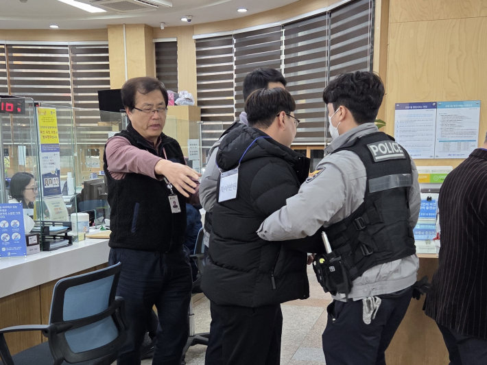 조원1동은 장안문지구대와 합동으로 특이민원 대응 모의훈련을 실시했다.