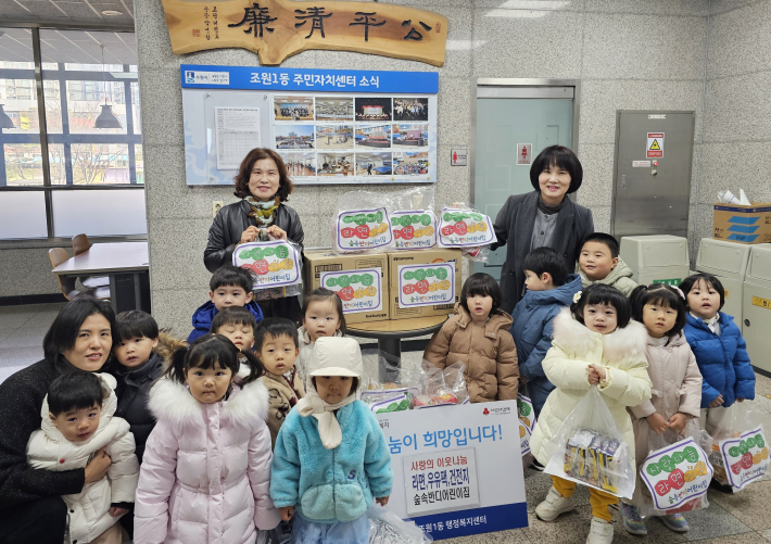 숲속반디어린이집에서 후원물품을 전달하고 있다.